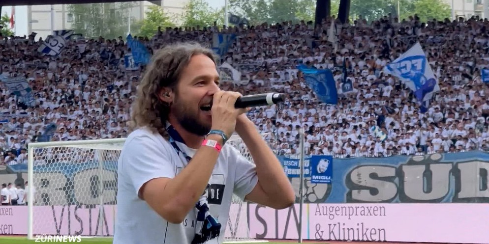 Reggae-Sänger Elijah hat seinen FCZ-Fansong «Nie usenand gah» auch schon live im Letzigrund performt. (Archivbild)