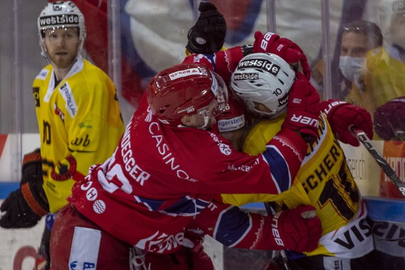 SC Rapperswil-Jona Lakers Verteidiger Flurin Randegger, links, gegen SC Bern Stuermer Tristan Scherwey waehrend dem Eishockey-Meisterschaftsspiel der National League zwischen den SC Rapperswil-Jona La ...