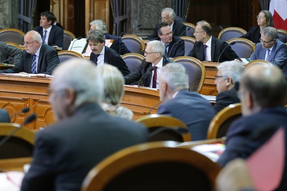 Staenderaete sitzen im Saal waehrend einer Debatte im Staenderat, am Donnerstag, 24. September 2015, waehrend der Herbstsession der Eidgenoessischen Raete in Bern. (KEYSTONE/Peter Klaunzer)