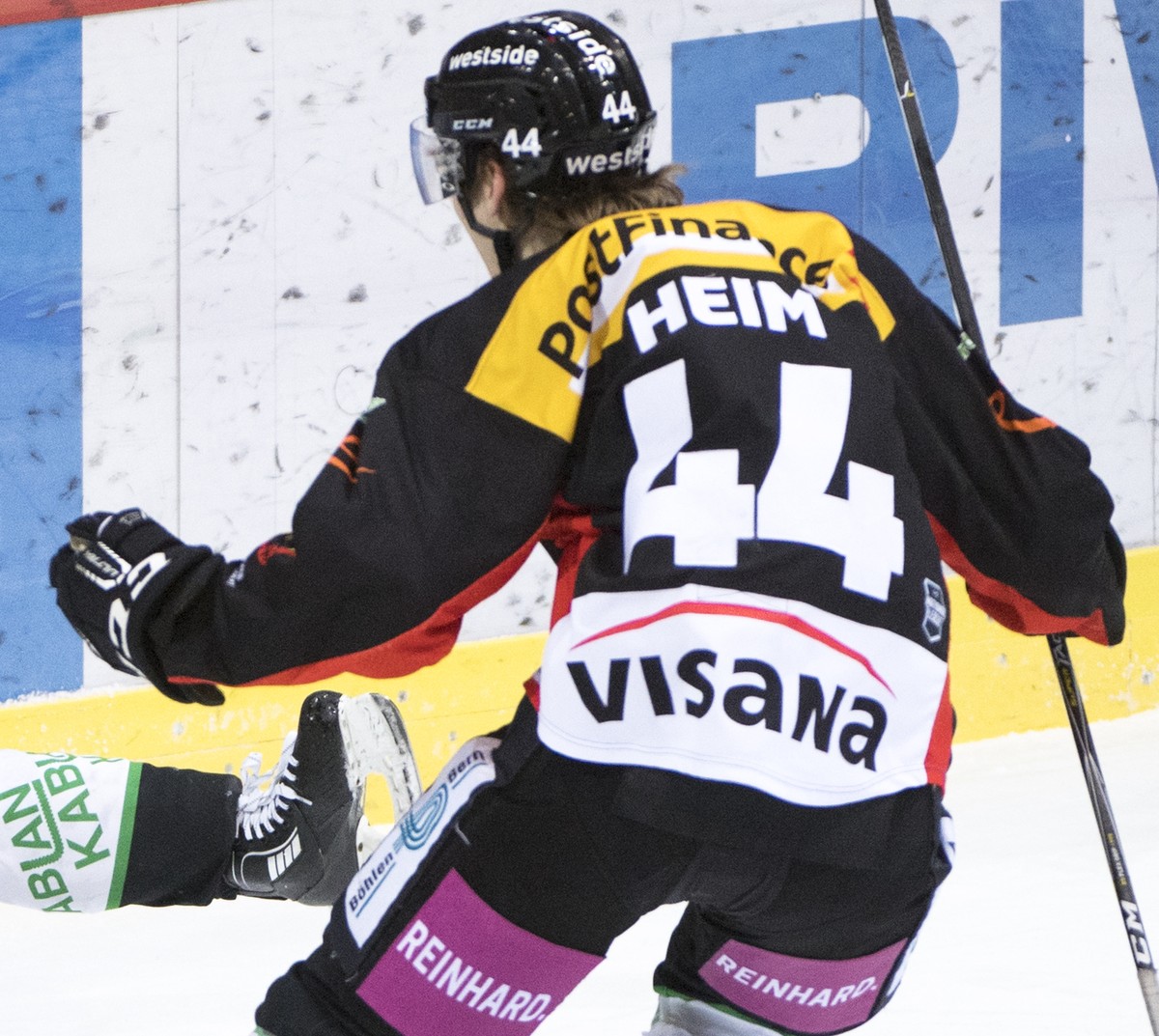 Berns Marc Kaempf, links, und Andre Heim jubeln, waehrend dem Eishockey National League Spiel zwischen dem SC Bern und dem HC Genf-Servette, am Freitag, 8. Dezember 2017, in der PostFinance Arena in B ...