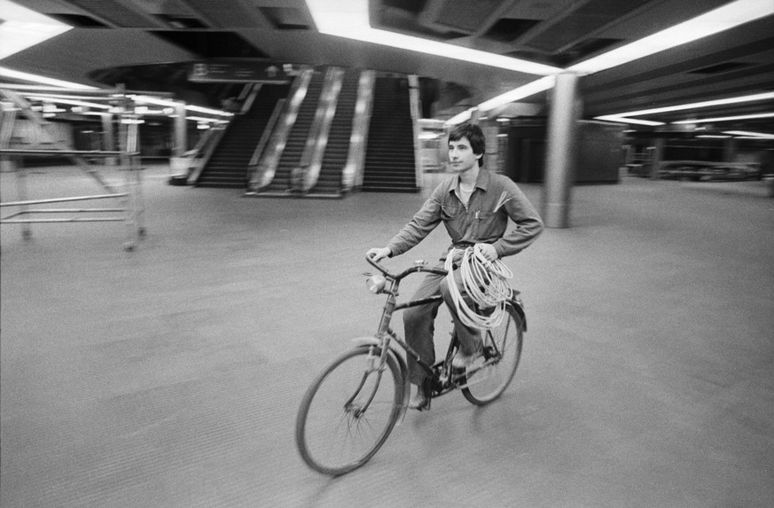 Der eben eroeffnete neue und erste unterirdische Bahnhof Zuerich Flughafen, aufgenommen am 13. Mai 1980 in Zuerich Kloten. (KEYSTONE/PHOTOPRESS-ARCHIV/Str)