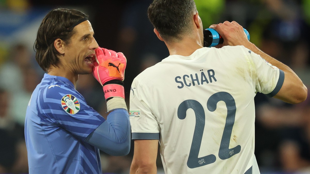 epa11424124 Goalkeeper Yann Sommer of Switzerland chats with teammate Fabian Schaer during the UEFA EURO 2024 group A soccer match between Scotland and Switzerland, in Cologne, Germany, 19 June 2024.  ...