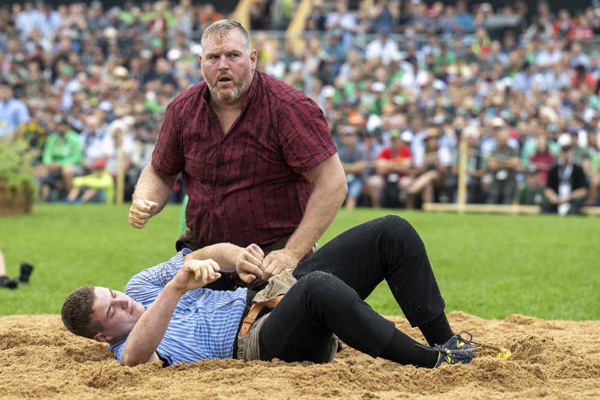 Christian Stucki, oben, gewinnt gegen Lukas Bissig, unten, im fuenften Gang des Eidgenoessischen Schwing- und Aelplerfestes ESAF in Pratteln, am Sonntag, 28. August 2022. (KEYSTONE/Peter Schneider)