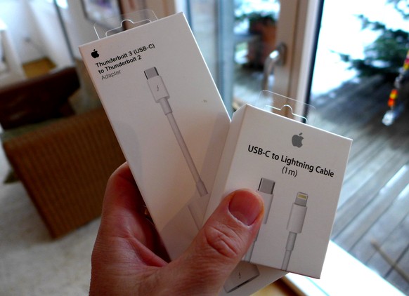 Diese Adapter gibts für Macbook-Pro-Käufer nicht gratis. Aber wenigstens hat Apple die Preise vorübergehend gesenkt. Um bis zu 50 Prozent, bis Ende März.