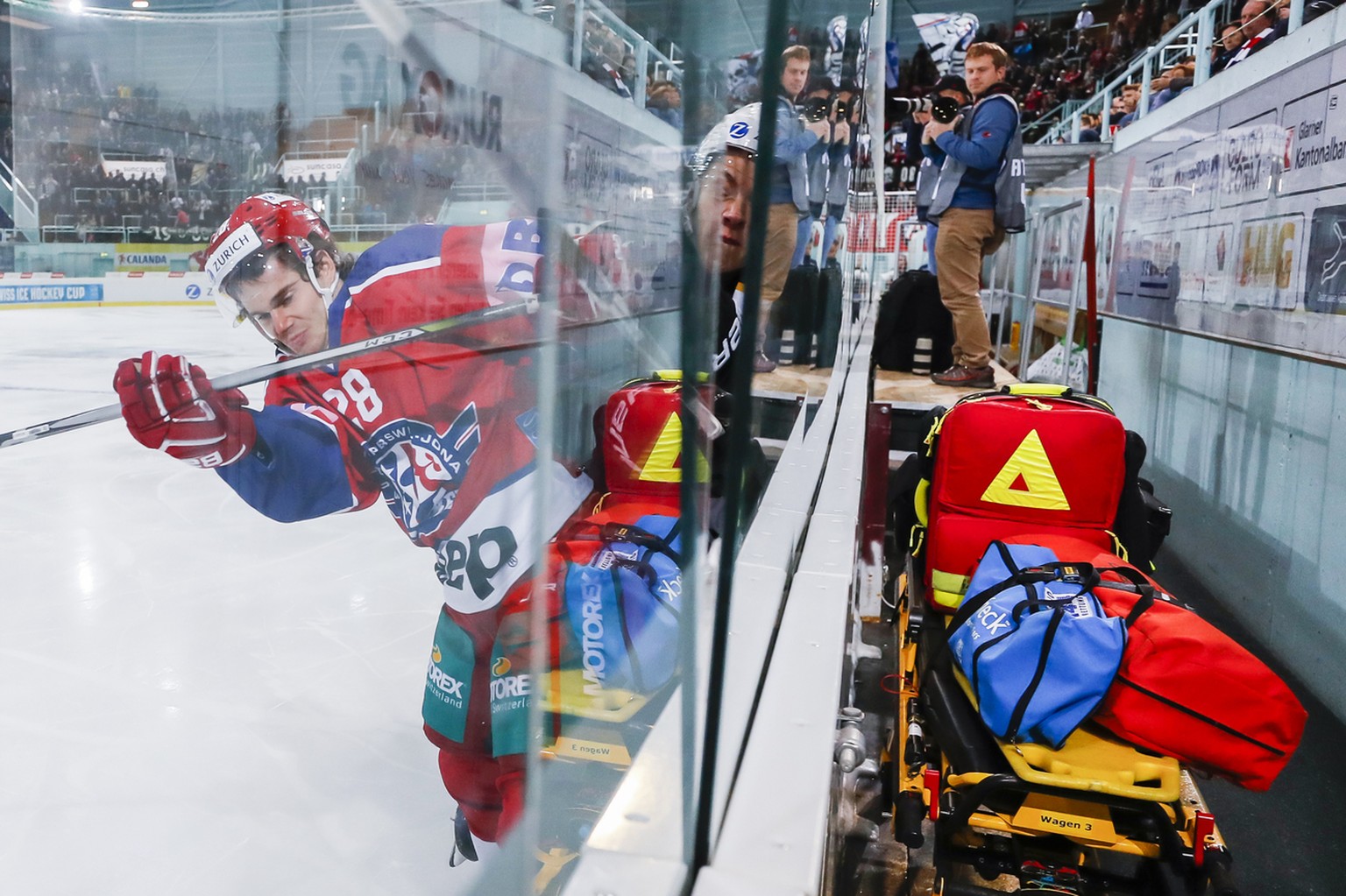 Rapperswils Jan Mosimann checkt Luganos Elia Riva an die Bande waehrend dem Cup 1/8-Final zwischen den SC Rapperswil-Jona Lakers und dem HC Lugano am Sonntag, den 22. Oktober 2017 in der St. Galler Ka ...