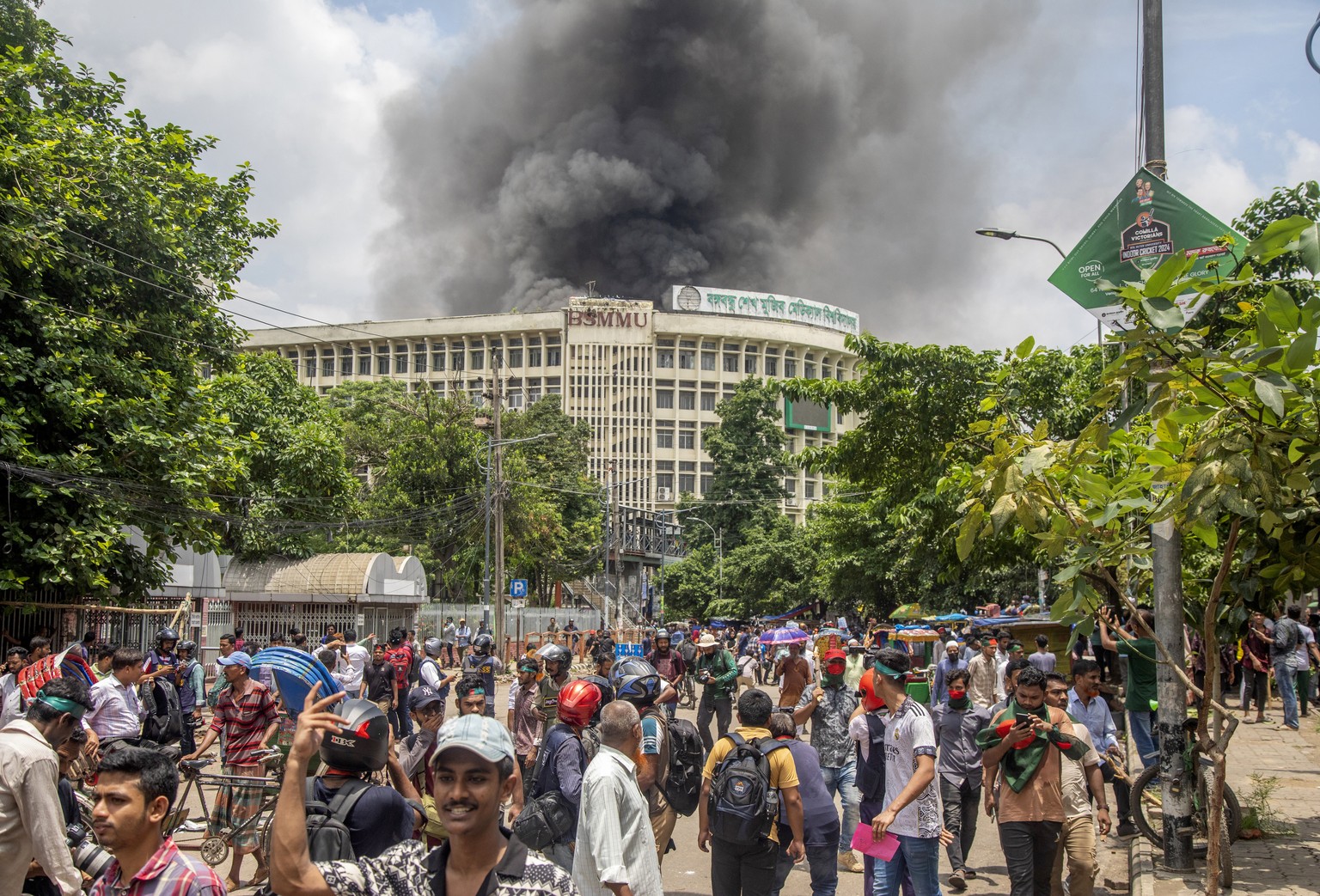 epaselect epa11524705 Black smoke rises from the Bangabandhu Sheikh Mujib Medical University (BSMMU) during clashes between protesters and Awami League members, on the first day of the non-cooperation ...