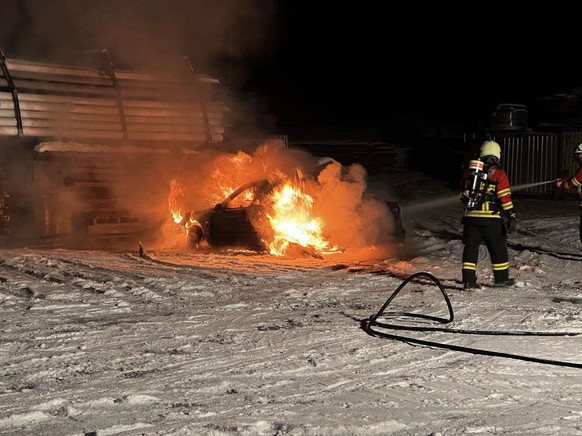 Autobrand in Tuggen SZ, 21. Januar 2024. In dem ausgebrannten Wrack wurde eine Leiche gefunden.