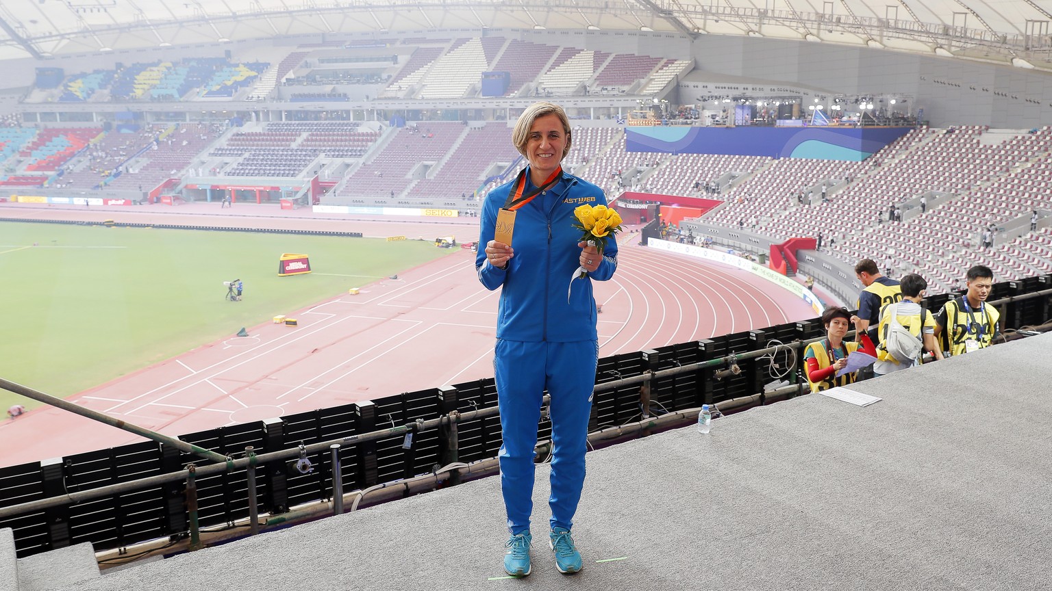 epa07882349 Antonietta Di Martino of Italy poses with her bronze medal which she received during the IAAF World Athletics Championships 2019 at the Khalifa Stadium in Doha, Qatar, 30 September 2019, a ...