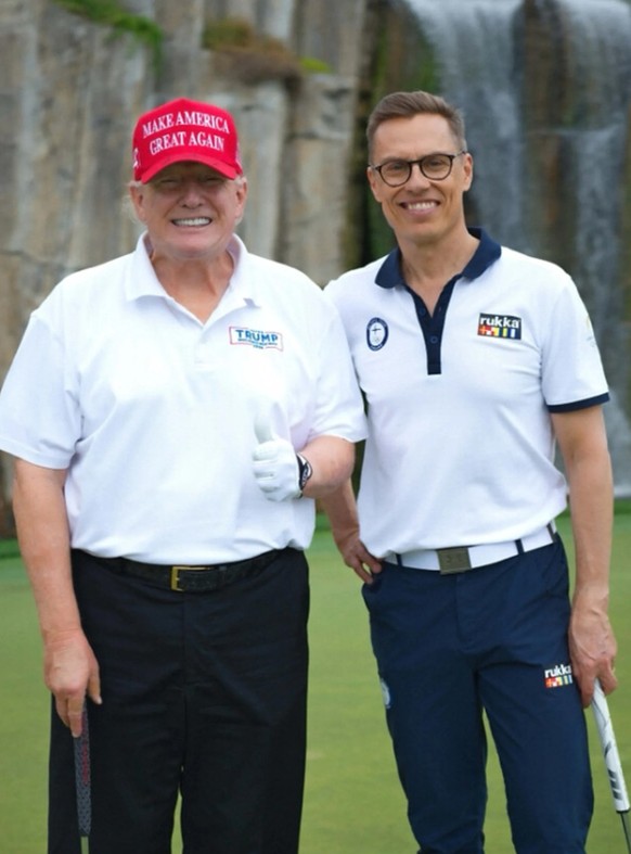 Sport-Diplomatie: Finnlands Präsident Alexander Stubb (rechts) ist ein hervorragender Golfspieler und das macht US-Präsident Donald Trump Eindruck.