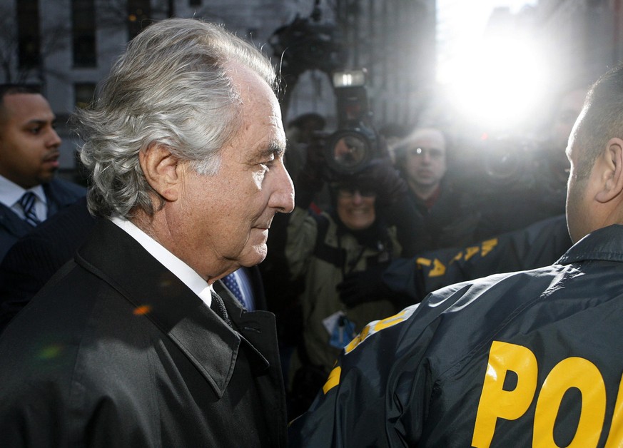 Bernard Madoff wird 2009 nach einer Anhörung von der Polizei abgeführt.
