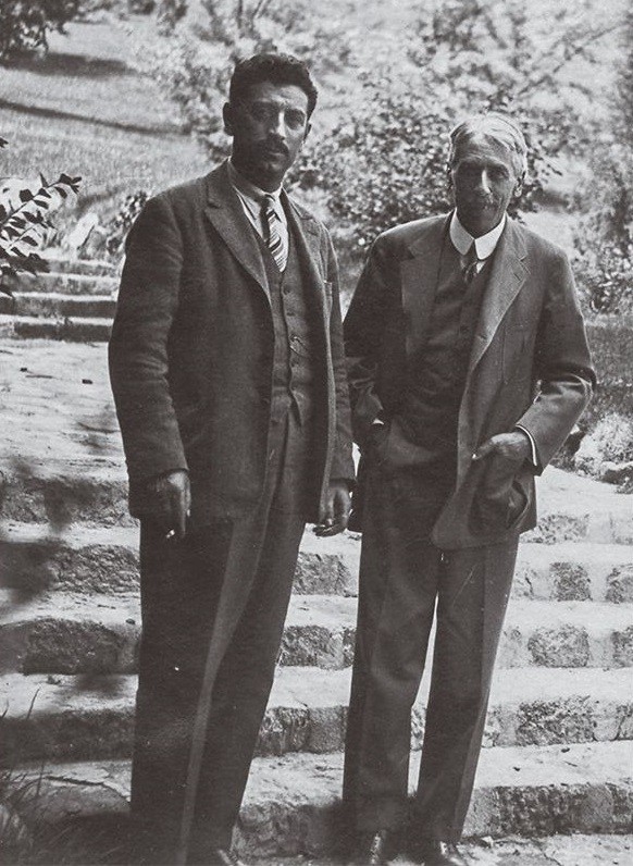 Bajazid Doda (links) und Franz von Nopcsa (ca. 1931).
https://de.wikipedia.org/wiki/Bajazid_Doda#/media/Datei:Doda-Nopcsa.jpg