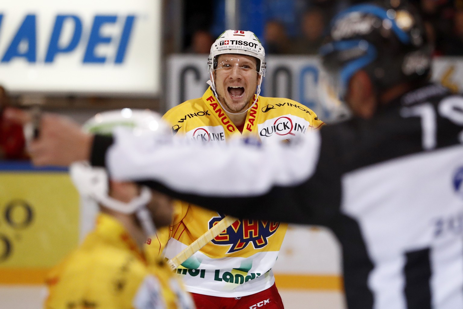 Biels Damien Brunner, hinten, diskutiert mit Linienrichter David Obwegeser, im Eishockey Meisterschaftsspiel der National League zwischen dem HC Fribourg Gotteron und dem EHC Biel, am Dienstag, 16. Ok ...