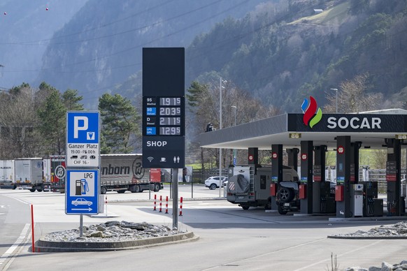 Eine Tankstelle an der A2 Autobahnraststaette Erstfeld in Richtung sueden praesentiert seine Benzinpreise am Montag, 9. Maerz 2026, in Erstfeld im Kanton Uri. Wegen dem Krieg im Iran sind die Rohoelpr ...