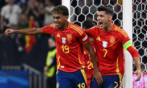 20.06.2024, xjhx, Fussball EM 2024, Spanien - Italien emspor, v.l. Riccardo Calafiori Italien eifgentor 1:0 Spanien, Pedro Gonzalez Lopez Pedri Spanien, Lamine Yamal Nasraoui Ebana Spanien, Alvaro Bor ...