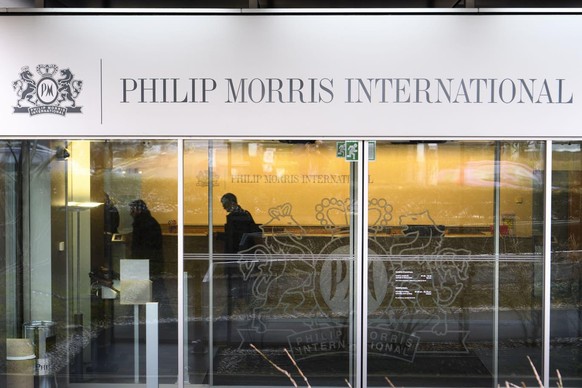 Der Eingangsbereich des internationalen Hauptquartiers von Philip Morris in Lausanne (Januar 2020).
