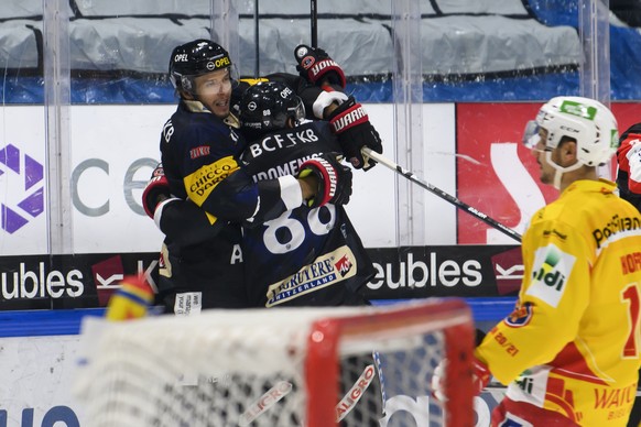 Gotterons Julien Sprunger, links, jubelt nach seinem Tor (1-0) mit Gotterons Chris Didomenico, rechts, beim Eishockey Meisterschaftsspiel der National League A zwischen den HC Fribourg Gotteron und de ...