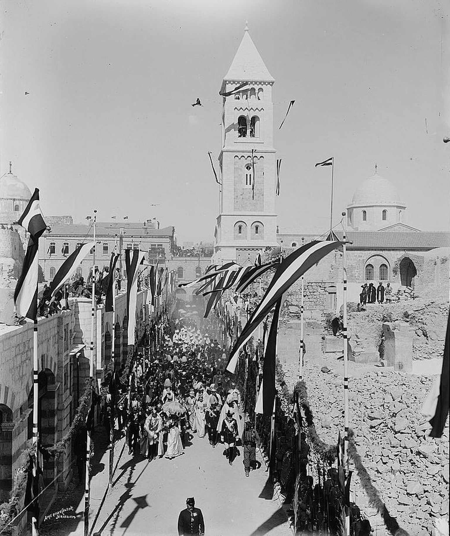 31. Oktober 1898:&nbsp;Wilhelm II. und Auguste Viktoria vor der Erlöserkirche in Jerusalem.