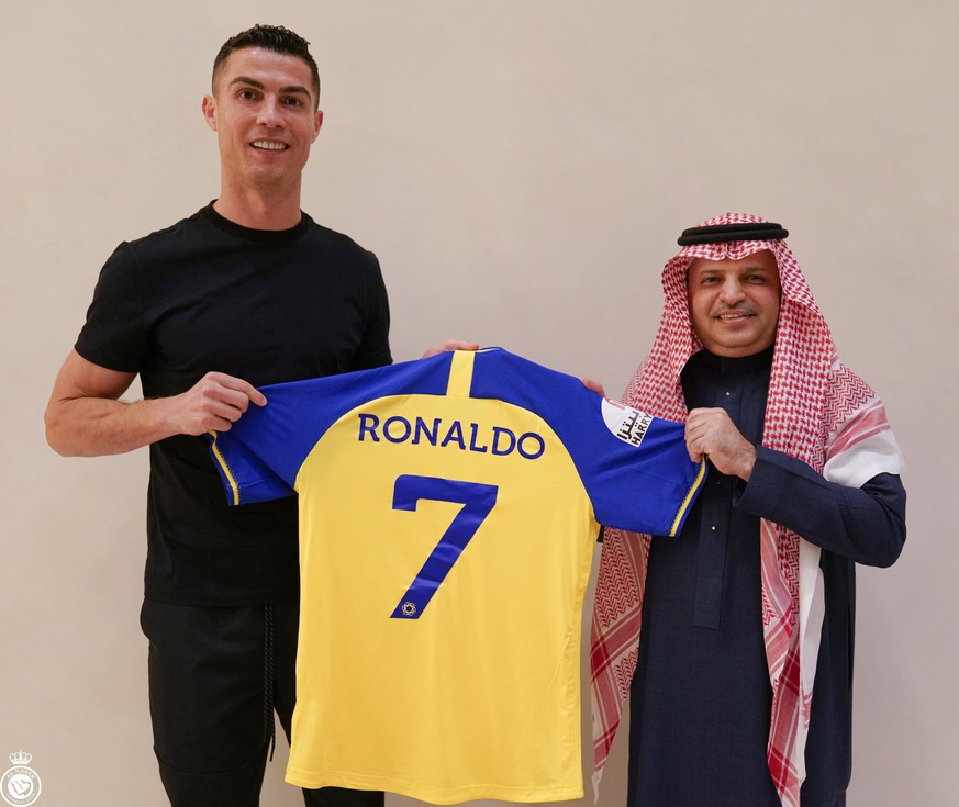 epa10383112 A handout photo made available by the Saudi Al-Nassr Club on 30 December shows Portuguese soccer player Cristiano Ronaldo posing for a photograph with the club&#039;s jersey after signing  ...