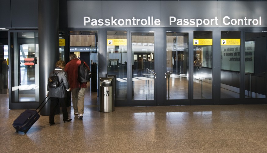 Passengers proceed to the passport control for departures after the check-in 1 area at Zurich&#039;s airport in Kloten in the canton of Zurich, Switzerland, pictured on October 2, 2008. (KEYSTONE/Gaet ...