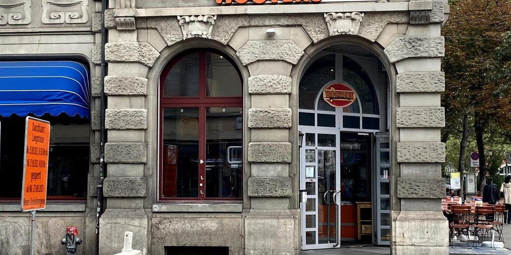 Das Restaurant Hooters an der Zürcher Langstrasse hatte am Samstag das letzte Mal geöffnet. Das Lokal war neben seinen amerikanischen Speisen auch für seine leichtbekleideten Kellnerinnen bekannt.