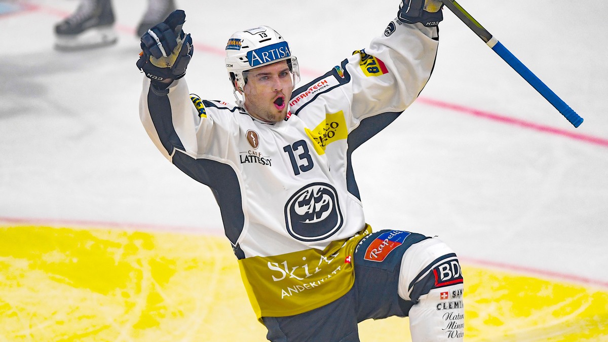 Ambri's player Marco Mueller celebrates the 0-3 goal, during the preliminary round game of National League A (NLA) Swiss Championship 2019/20 between HC Lugano and HC Ambri Piotta at the ice stad ...