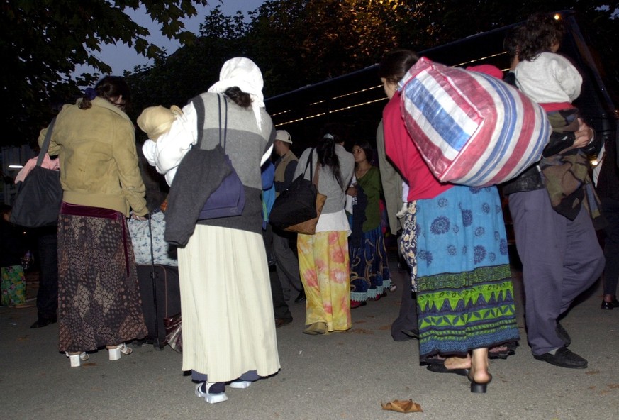 Rumänische Flüchtlinge treffen in Chiasso ein.
