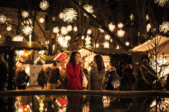 Weihnachtsmarkt in Basel, Gluehweintrinken auf dem Muensterplatz.