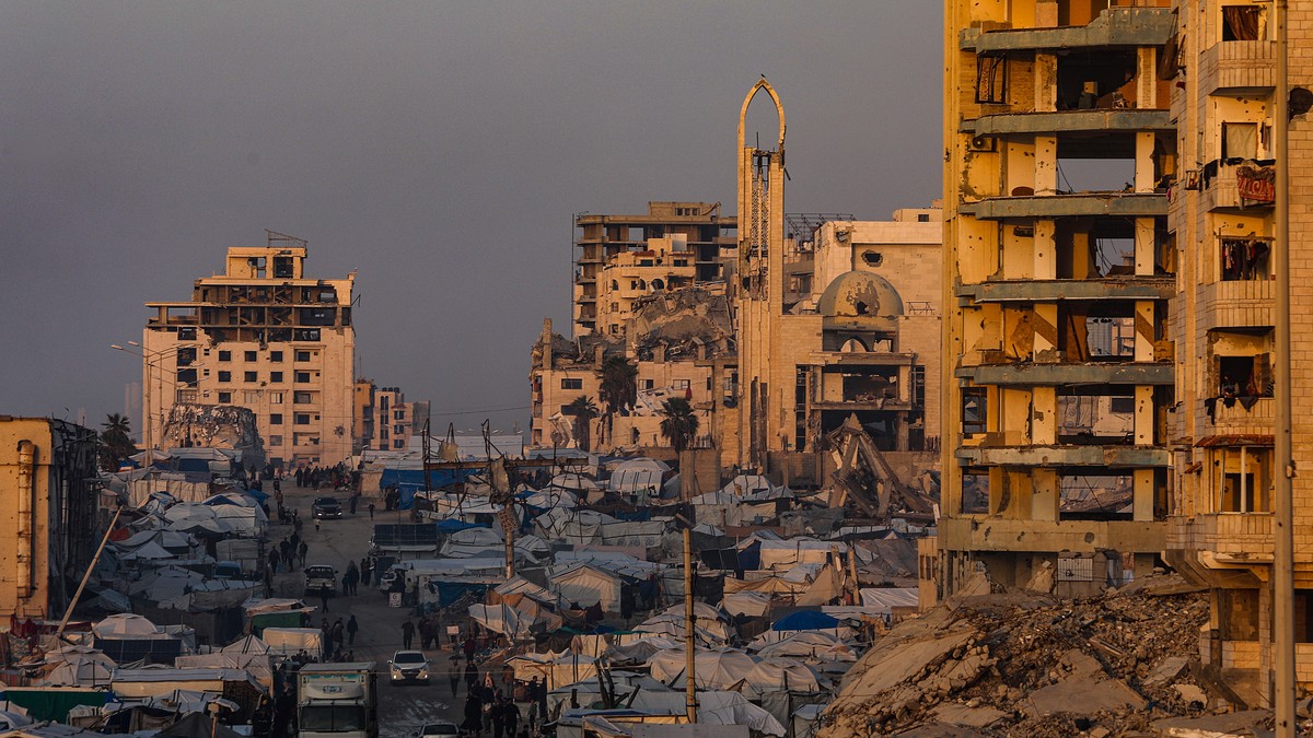 epa12632567 Internally displaced Palestinians move between the ruins of destroyed buildings at Al Rashid road in the west of Gaza City on, 06 January 2026, amid a ceasefire between Israel and Hamas. A ...