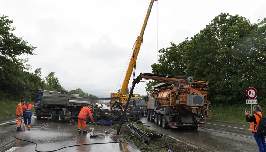 Die Unfallstelle mit der durchbrochenen Mittelleitplanke und dem verunfallten Lastwagen wird von den Rettungsequipen geraeumt am Dienstag, 27 Mai 2014, in Deitingen bei Solothurn. Derzeit wird auf der ...