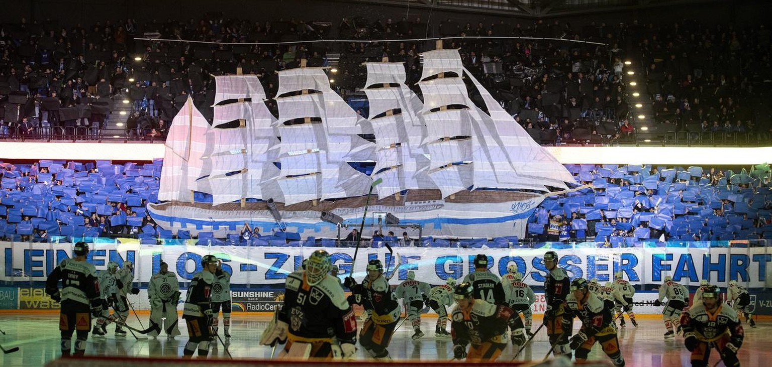 Zuger Fans waehrend dem ersten Eishockey Playoff-Viertelfinalspiel der National League zwischen dem EV Zug und dem HC Lugano am Samstag, 9. Maerz 2019 in der Bossard Arena in Zug. (KEYSTONE/Alexandra  ...