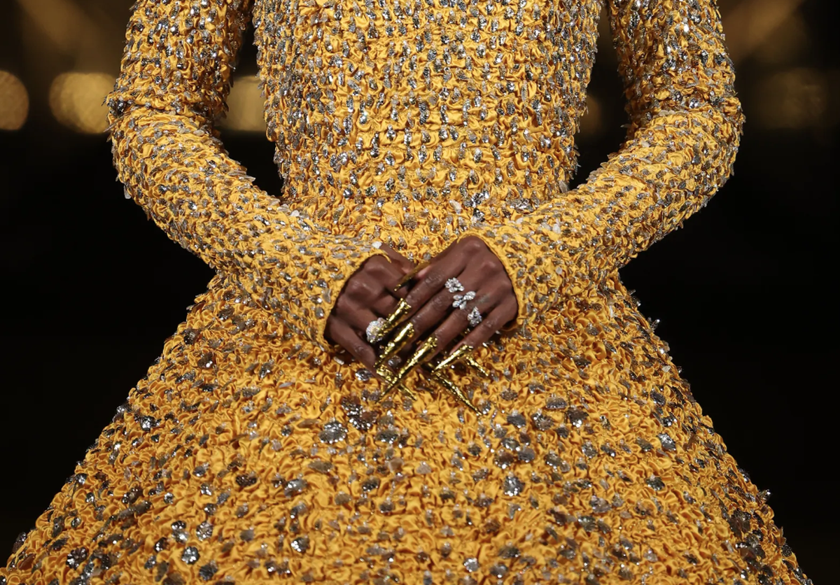Petit zoom des familles: Doechii donne une grande importance aux bijoux pour compléter ses looks.
