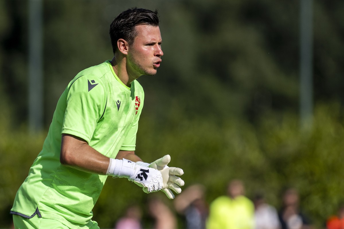 Le gardien valaisan Heinz Lindner, en action, lors d'un match amical de football entre le FC Sion et le RC Strasbourg, ce samedi 9 juillet 2022 au complexe sportif du Cret d?Eau a Divonne-les-bai ...