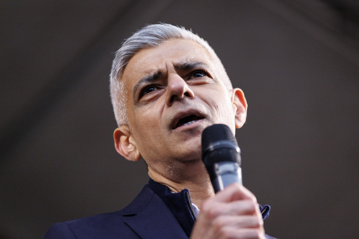 epa12826141 Mayor of London Sadiq Khan speaks at the 'Open Iftar' Ramadan dinner event at Trafalgar Square in London, Britain, 16 March 2026. Iftar is a meal with which Muslims break their f ...