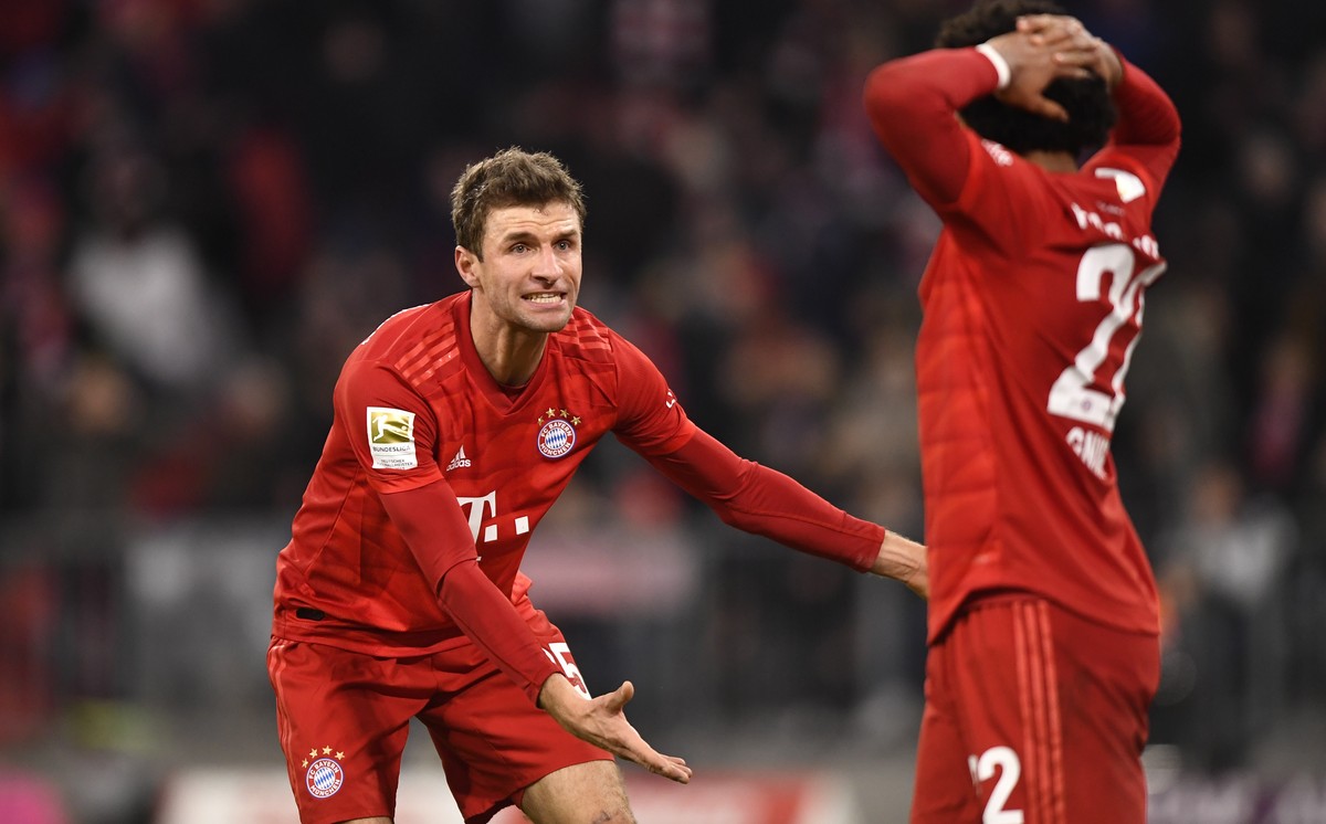epa08036009 Bayern's Thomas Mueller (L) and Bayern's Serge Gnabry (R) react during the German Bundesliga soccer match between FC Bayern Munich and Bayer 04 Leverkusen in Munich, Germany, 30  ...