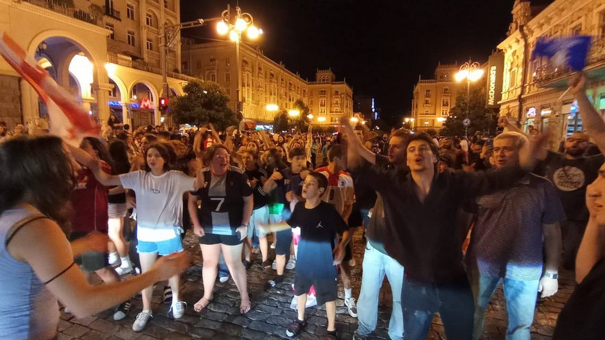 Georgia: Fans celebrate in Tbilisi as Georgia qualifies for Euro 2024 knockout stages GEORGIA, TBILISI - JUNE 27, 2024: Football fans celebrate Georgias victory over Portugal in their UEFA Euro 2024 G ...