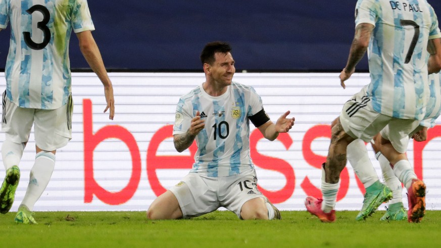 epa09336492 Argentina&#039;s Lionel Messi celebrates with his teammates the victory against Brazil after the Copa America 2021 final at the Maracana Stadium in Rio de Janeiro, Brazil, 10 July 2021. EP ...