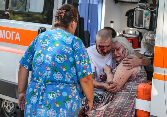 Donezk: Ein Sohn versucht seine bei einem Granateneinschlag verletzte Mutter zu trösten.&nbsp;