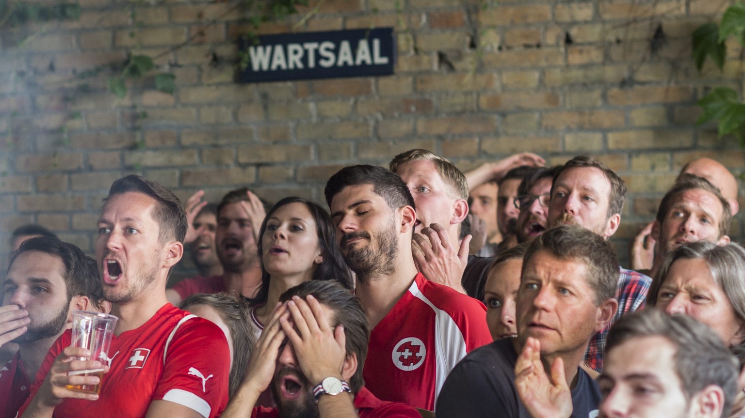 Public Viewing in Bern: Die Schweizer Fans müssen weiter auf einen Viertelfinal warten.