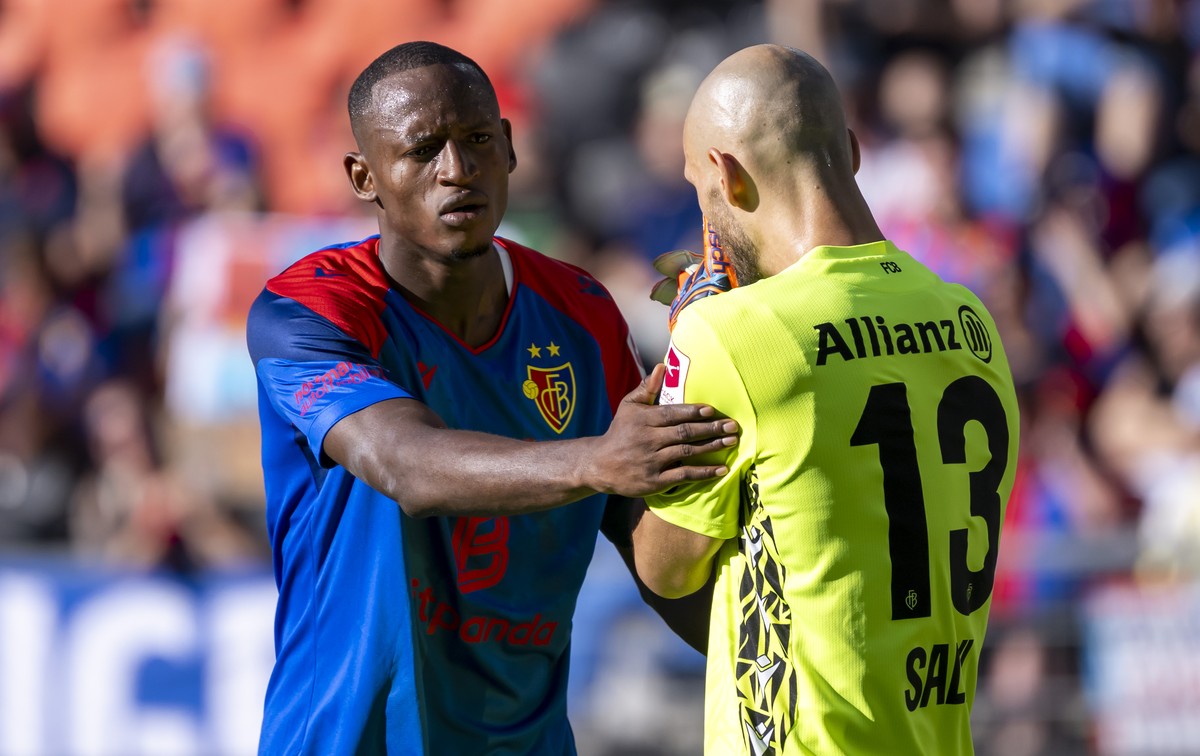Victory Akpe (FCB), links, und Torhueter Mirko Salvi (FCB), rechts, im Fussball Meisterschaftsspiel der Regular Season der Swiss Super League zwischen dem FC Basel 1893 und dem FC Lugano im Stadion St ...