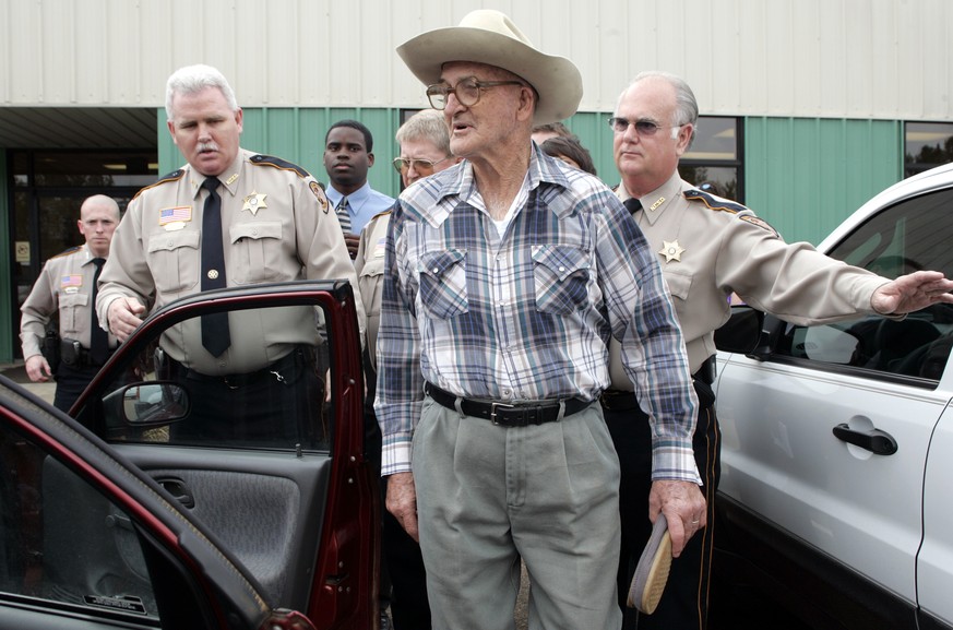 File- This Jan. 12, 2005, file pool photo shows Edgar Ray Killen, center, preparing to enter his car after being released from the Neshoba County Dentention Center in Philadelphia, Miss.(AP Photo/Kyle ...