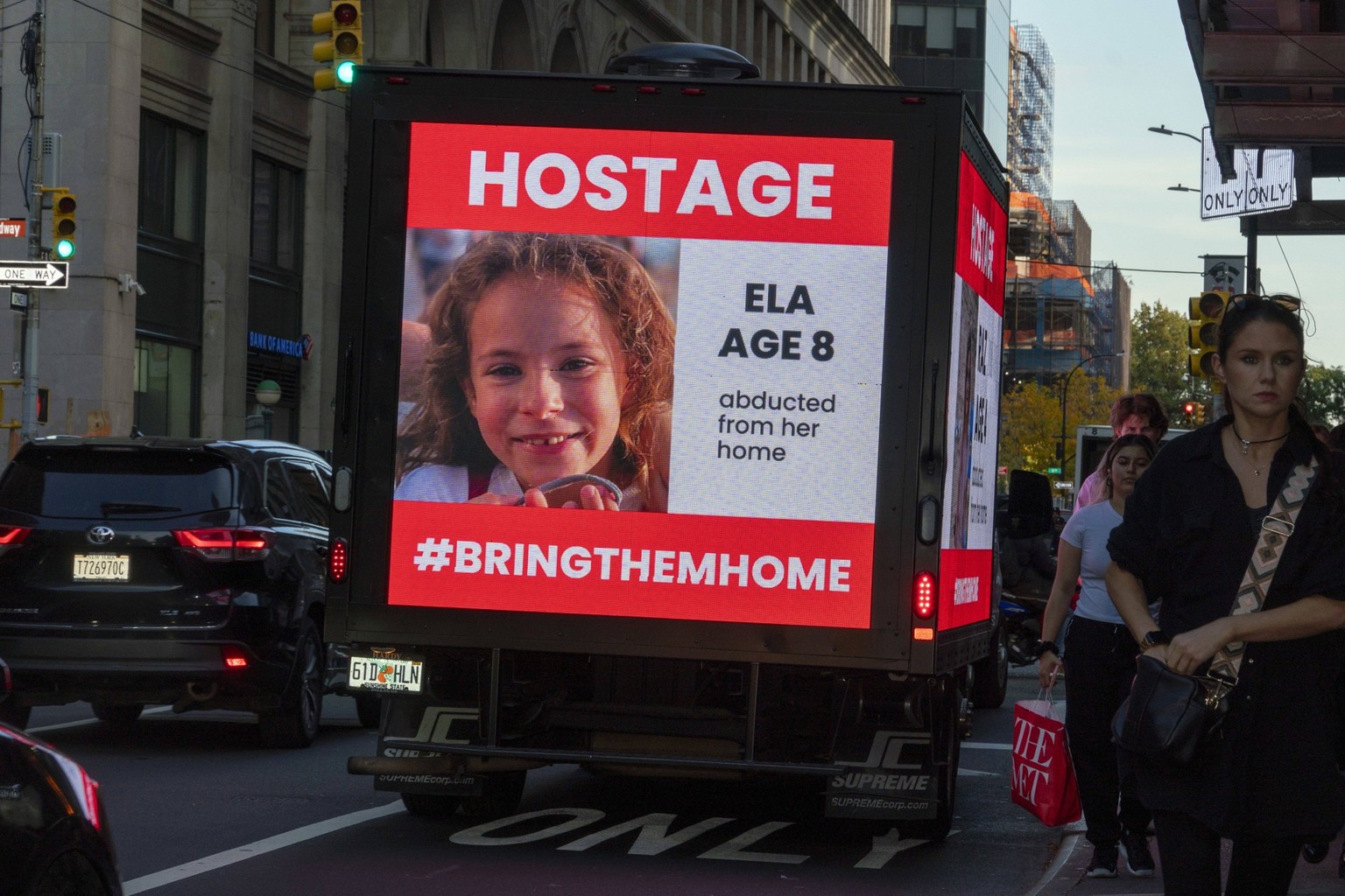 October 26, 2023, New York, NY, USA: Truck displays message concerning the hostages of Palestinian Hamas war with Israel in Gaza. New York USA - ZUMAm57_ 20231026_zaf_m57_072 Copyright: xJohnxMarshall ...