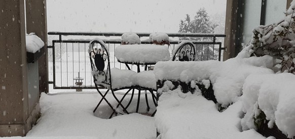 Schnee, Ã¼berall Schnee! ZugausfÃ¤lle und Sperrungen im Tessin\nLugano, knapp 300 meter Ã¼ber Meer. 30 cm.. kann mich nicht erinnern wann dies das letzte mal war