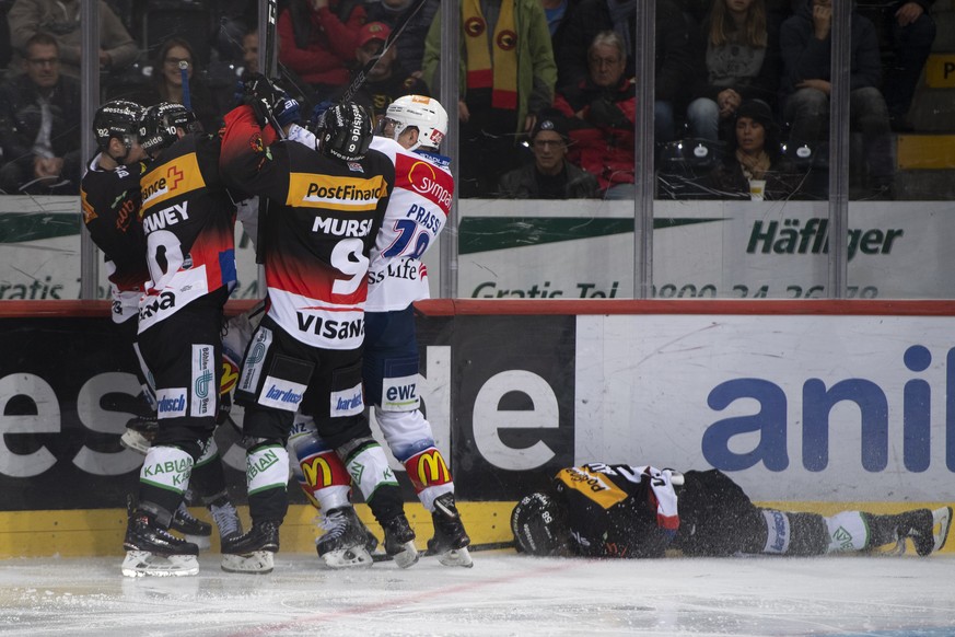 Generalkampf mit Berns Gaetan Haas, Berns Tristan Scherwey, Berns Jan Mursak, Zuerichs Chris Baltisberger, und Zuerichs Raphael Prassl, an der Seite von Berns Eric Blum, rechts, beim Eishockey Meister ...