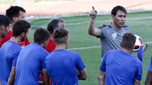 epa06935920 Luzern&#039;s head coach Rene Weiler (C) attends a training session at Nea Smyrni Stadium in Piraeus, Greece, 08 August 2018. Luzern will face Olympiacos in the UEFA Europa League third qu ...