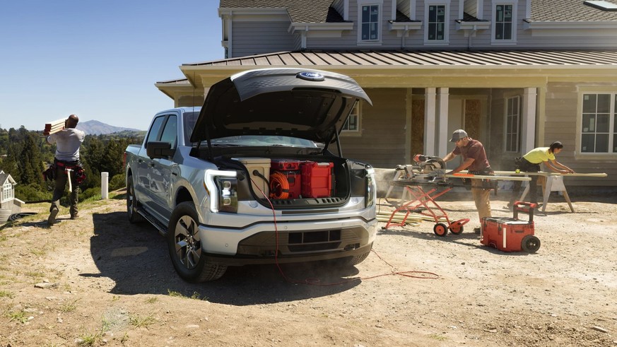 Der Ford F-150 Lightning lädt elektrische Geräte oder andere E-Autos.