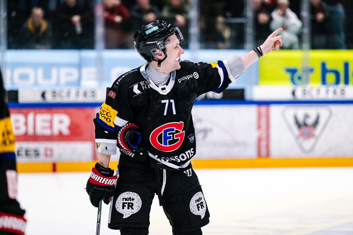 L?attaquant fribourgeois Killian Mottet salue les fans a la fin du match du championnat suisse de hockey sur glace de National League entre le HC Fribourg-Gotteron, HCFG, et le SC Bern, SCB, ce lundi  ...