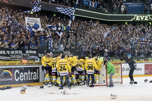 Die Berner Spieler jubeln ueber den Sieg und den Titel des Eishockey Schweizermeisters nach dem sechsten Eishockey Playoff-Finalspiel der National League A zwischen dem EV Zug und dem SC Bern, am Mont ...