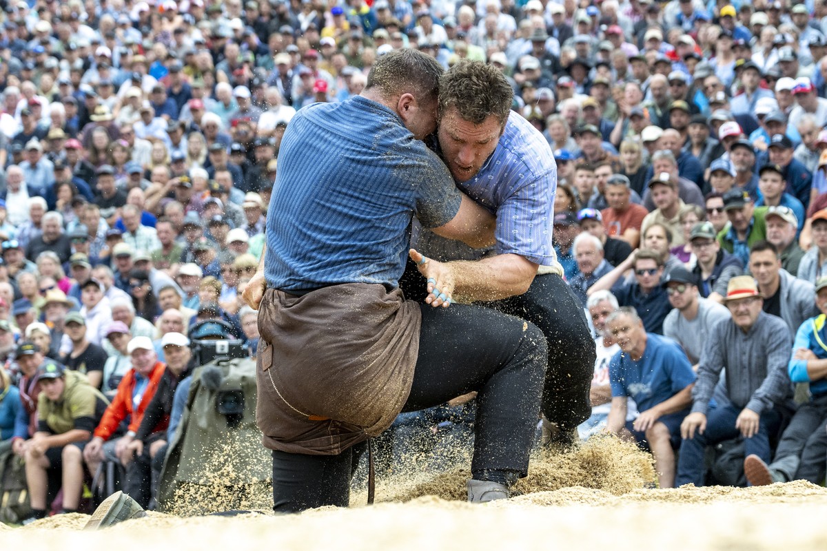 KEYPIX - Armon Orlik, rechts, und Fabian Staudenmann, links, im gestellten Schlussgang beim Bruenig Schwinget am Sonntag, 26. Juli 2026 auf dem Bruenig Pass. (KEYSTONE/Urs Flueeler)