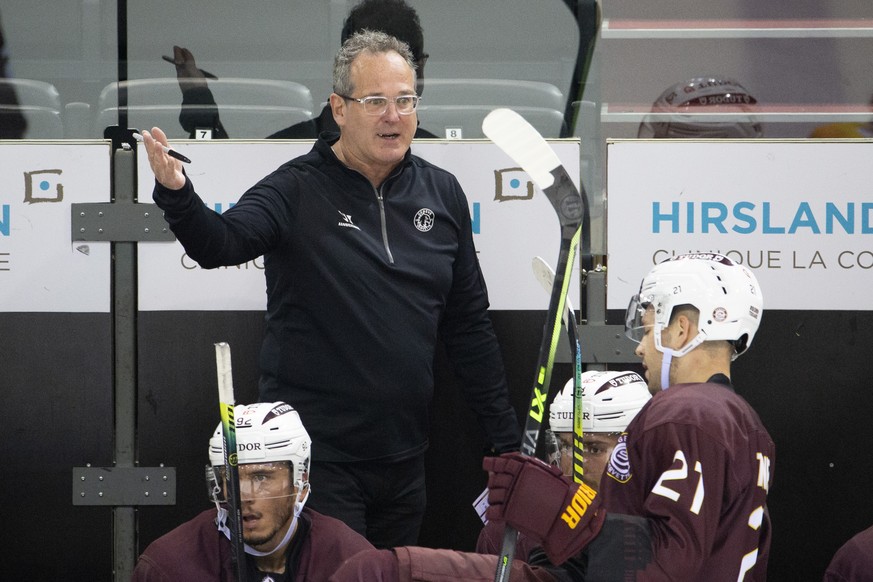 Geneve-Servette&#039;s Head coach Patrick Emond gestures, during the pre-season game of the National League between Geneve-Servette HC and SC Bern, at the ice stadium Les Vernets, in Geneva, Switzerla ...