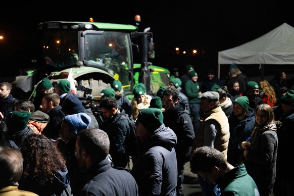 French Farmers Launch Protests Against Mercosur Agreement - Velizy Farmers stage a blockade on the RN118 road at the start of a nationwide protest against EU-Mercosur agreement with farmers feeling th ...